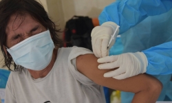 Người cao tuổi TP. Hồ Chí Minh được tiêm vắc xin phòng COVID-19: 'Chúng tôi vui lắm'