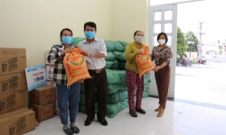 Báo Khánh Hòa trao tặng gạo cho người dân bị ảnh hưởng bởi dịch COVID-19