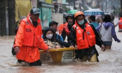 Philippines sơ tán hàng nghìn người vì mưa lũ ngập lụt thủ đô Manila