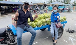 Diễn viên Minh Luân giải cứu ba tấn ngô giúp người dân Đồng Tháp