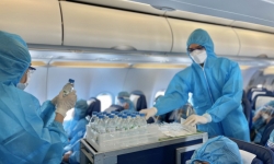 Bamboo Airways bay chuyên cơ khứ hồi đưa gần 200 y bác sĩ từ miền Trung vào TP. HCM chống dịch