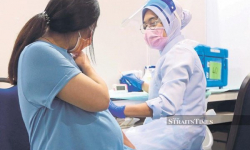 Malaysia kêu gọi phụ nữ mang thai tiêm vaccine COVID-19