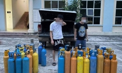 Hà Nội: Bắt giữ ô tô chở hàng chục bình chứa 'khí cười'