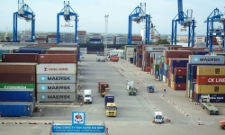 Khối lượng hàng hóa thông qua cảng biển Việt Nam đạt hơn 703 triệu tấn