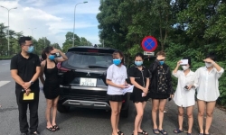 Hà Nội: Phát hiện ô tô chở 6 cô gái sử dụng giấy đi đường giả
