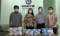 Hội Nhà báo tỉnh Tây Ninh trao tặng 10.000 khẩu trang y tế cho 4 cơ quan báo chí trên địa bàn