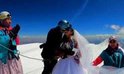 Cặp đôi đưa nhau lên đỉnh núi 6.400m để... kết hôn