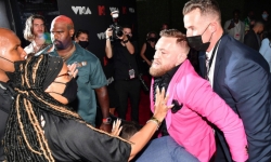 Võ sĩ Conor McGregor xô xát với bạn trai Megan Fox trên thảm đỏ
