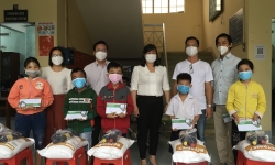 Hội Nhà báo Tây Ninh cùng nhà hảo tâm tặng quà cho trẻ khuyết tật và Nạn nhân chất độc da cam