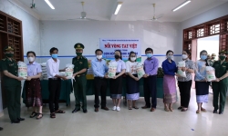 Hội Nhà báo tỉnh Quảng Nam trao quà hỗ trợ du học sinh Lào gặp khó khăn do dịch COVID-19