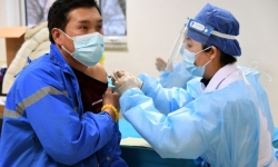 Trung Quốc bắt đầu tiêm vắc xin tăng cường sau khi 80% dân số nhận đủ 2 mũi