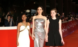 Angelina Jolie cùng 2 con gái gây chú ý tại Liên hoan phim Rome 2021