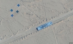 Trung Quốc huấn luyện tiêu diệt tàu sân bay trên sa mạc