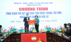 Hà Nội trao tặng 7 tỷ đồng hỗ trợ 7 tỉnh miền Trung và Tây Bắc khắc phục thiệt hại do mưa lũ
