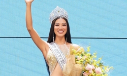 Á hậu Kim Duyên được trao vương miện thi Hoa hậu Hoàn vũ