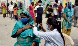 Tại sao ca nhiễm COVID-19 ở Ấn Độ giảm dù tỷ lệ tiêm chủng thấp?