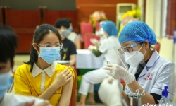 Nhiều trường học Hà Nội nhận được tin nhắn hoãn tiêm vaccine cho học sinh