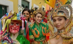 Đỗ Thị Hà rạng rỡ trong trang phục Nhụy Kiều tướng quân ở Miss World 2021