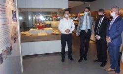 Sứ quán Anh, Mỹ và Canada thăm và tặng hiện vật cho Bảo tàng Báo chí Việt Nam