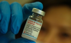 Vắc xin tăng cường của Moderna tăng khả năng bảo vệ đối với Omicron