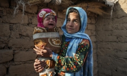Cha mẹ bán con cho thấy sự tuyệt vọng của Afghanistan