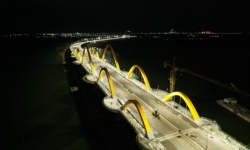 Cầu Tình Yêu trên vịnh Cửa Lục đã sẵn sàng phục vụ người dân
