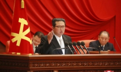 Kim Jong Un tuyên bố sẽ tăng cường quân sự, duy trì kiểm soát Covid