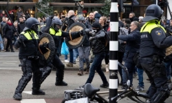 Cảnh sát Hà Lan giải tán hàng nghìn người phản đối đóng cửa vì Covid