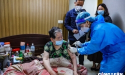 Hà Nội triển khai tiêm vaccine phòng Covid-19 tại nhà cho người già, yếu