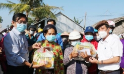 Hội Nhà báo TPHCM tặng cầu giao thông nông thôn và quà Tết cho người dân Cà Mau