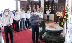 Thủ tướng dâng hương tưởng niệm đồng chí Phạm Hùng và đồng chí Võ Văn Kiệt