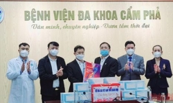 Hội Nhà báo tỉnh Quảng Ninh tặng quà cho các thầy thuốc và bệnh nhân dịp Tết nguyên đán