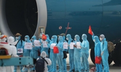 Thủ tướng: Khẩn trương cấp phép cho hãng hàng không nước ngoài chở công dân Việt Nam về nước