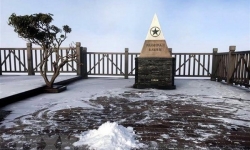 Xuất hiện mưa tuyết, nhiều người lên đỉnh Fansipan, Sa Pa để check-in đầu xuân Nhâm Dần
