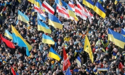 Người Ukraine tuần hành ở Kiev để thể hiện sự đoàn kết trước mối đe dọa từ Nga