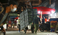 Người lao động tại chợ Long Biên, Hà Nội 'gồng mình' trong đêm rét dưới 10 độ C