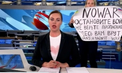 Tòa án phạt người phụ nữ Nga sau vụ phản đối trên truyền hình