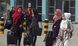 Taliban cấm phụ nữ Afghanistan đi máy bay mà không có nam giới đi kèm