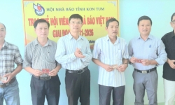 Hội Nhà báo tỉnh Kon Tum trao thẻ hội viên giai đoạn 2021 - 2026