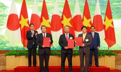 VietCredit ký hợp tác với Hitachi và VietnamPost trong chuyến thăm Việt Nam của Thủ tướng Nhật