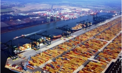 Chiến tranh tại Ukraine và việc Trung Quốc phong tỏa Covid gây tắc nghẽn container tại các cảng châu Âu