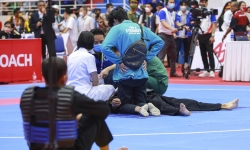 HLV Indonesia xô xát với trọng tài tại SEA Games 31 sau khi học trò bị trừ điểm