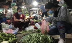 Người dân Thủ đô “đổ xô” đi chợ đầu mối để tiết kiệm chi phí