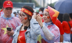 Hàng nghìn cổ động viên 'đội mưa' tới sân Mỹ Đình cổ vũ U23 Việt Nam