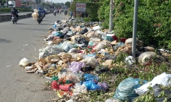 Cận cảnh bãi rác 'bủa vây' chợ đầu mối Hóc Môn nhiều năm
