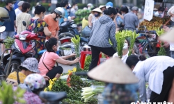 Nhộn nhịp người dân đi chợ từ 5h sáng sắm đồ lễ cúng Tết Đoan Ngọ