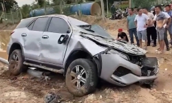 Hà Nội: Toyota Fortuner bị húc văng khỏi làn cao tốc