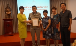 Gia đình nhà báo Hoàng Tùng hiến tặng hiện vật cho Bảo tàng Báo chí Việt Nam