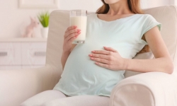 Mẹ bầu nên uống sữa gì trong 3 tháng đầu thai kỳ
