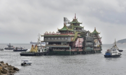 Nhà hàng nổi lớn nhất thế giới chìm ở Biển Đông